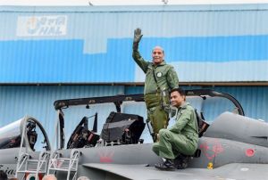 रक्षामंत्री ने तेजस में भरी उड़ान