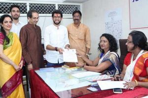 शिवसेना नेता आदित्य ठाकरे मुंबई के वर्ली विधानसभा क्षेत्र से नामांकन दाखिल किया