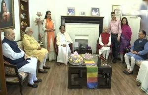 आडवाणी 92 साल के हुए, पीएम मोदी ने आडवाणी से की मुलाकात