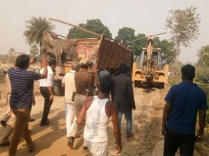 बिहार में पलटा ट्रक, 6 बच्चियों की मौत