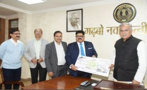 एनएमडीसी के सीएमडी एन बैजेंद्र ने सीएम को सौंपा 7.5 करोड़ का चेक
