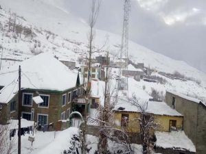 पहाड़ों में बर्फबारी, मनाली में फंसे सैकड़ों वाहन पहाड़ों में बर्फबारी, मनाली में फंसे सैकड़ों वाहन