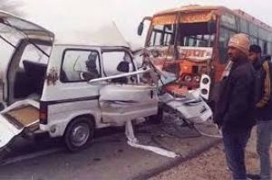वैन-बस में टक्कर, वैन सवार 8 लोगों की मौत वैन-बस में टक्कर, वैन सवार 8 लोगों की मौत