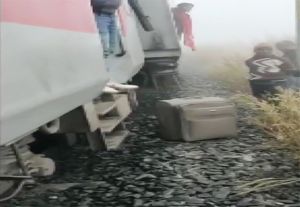 पटरी से उतरी ट्रेन के डिब्बे, 16 घायल पटरी से उतरी ट्रेन के डिब्बे, 16 घायल