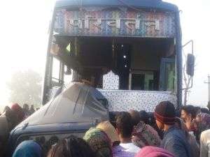 कार-बस की टक्कर, वैन सवार दो की मौत कार-बस की टक्कर, वैन सवार दो की मौत