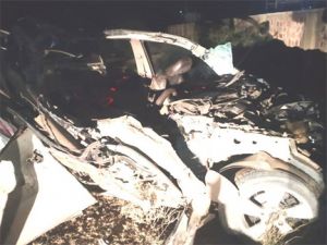 कार और ट्रक की टक्कर में 3 लोगों की मौत, 2 घायल