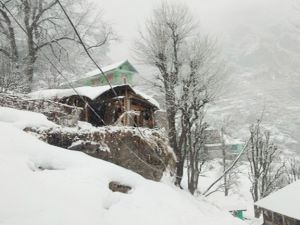 पहाड़ी इलाकों में फिर बर्फबारी, 233 सड़कें बंद