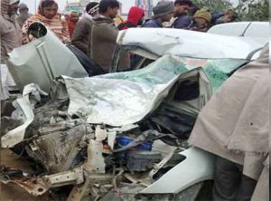 स्कूल बस से टकराई कार, चार की मौत