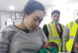 महिला ने विमान में दिया बच्चे को जन्म