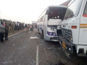 कंटनेर से भिड़ी बस, 4 यात्रियों की मौत