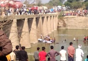 नदी में गिरी बस, 25 यात्रियों की मौत