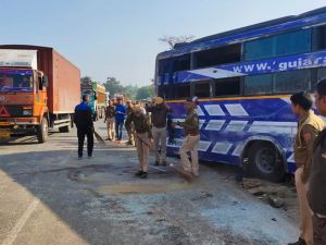 बस पलटने से मां-बेटी समेत 4 की मौत