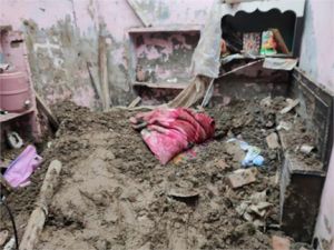 बारिश में गिरी घर की छत, पति-पत्नी और दो जुड़वां बच्चों की मौत