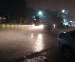 दिल्ली में तेज हवाओं के साथ बारिश