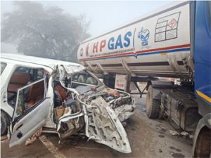 गैस टैंकर और तवेरा में टक्कर, पांच श्रद्धालुओं की मौत