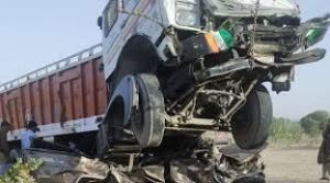 सड़क हादसे में एक ही परिवार के 11 की मौत
