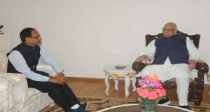  शिवराज सिंह मिले राज्यपाल से -कमलनाथ सरकार से शक्ति परीक्षण कराने की मांग की
