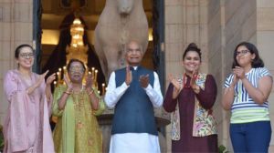   राष्ट्रपति - उपराष्ट्रपति सहित केन्द्रीय मंत्रियों ने परिवार सहित बजाई तालियां- घंटियां