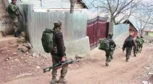   कुपवाड़ा से पुलिस ने बड़ी मात्रा में हथियार और गोला-बारूद बरामद किया  