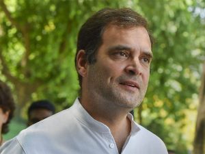  राहुल गांधी ने अमेठी में शुरू कराया सेनिटाइजर और मास्क का वितरण