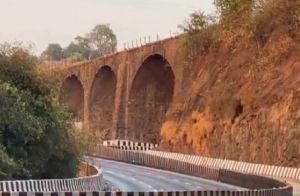 मुंबई-पुणे एक्सप्रेस-वे पर ब्रिटिश काल का अमृतांजन पुल गिराया गया
