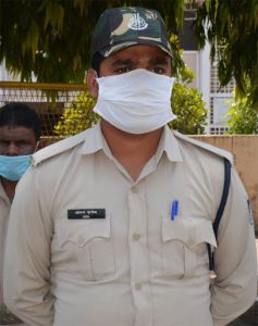  शाबास आनंद पाण्डे जी..... आरक्षक फर्ज निभाने पैदल पहुंचे कानपुर से जबलपुर