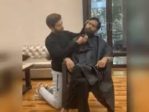 चिराग पासवान ने पापा की दाढ़ी ट्रिम की