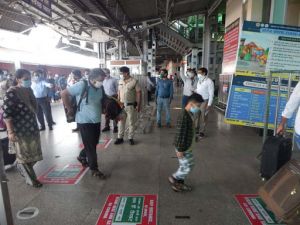    आज दूसरे दिन नौ और नई विशेष रेलगाडिय़ां रवाना हुईं