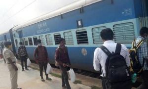  केंद्र श्रमिकों की कार्यस्थलों पर वापसी के लिए विशेष ट्रेनों का करेगा प्रबंध
