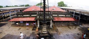   कर्नाटक में मंदिरों में मास्क पहनकर दर्शन के लिए पहुंचे श्रद्धालु