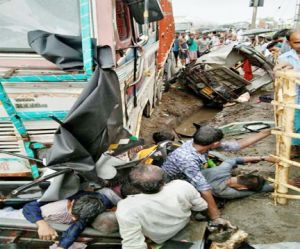 सड़क हादसे में सात लोगों की मौत, 18 घायल