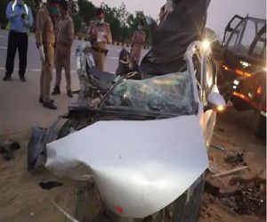 हरियाणा जा रहे दंपति समेत तीन की यमुना एक्सप्रेस-वे पर मौत