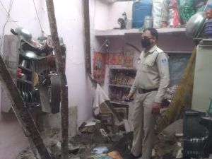 जर्जर मकान की छत गिरी, मां-पिता और दो बच्चों की मौत