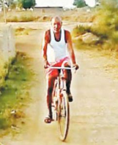  दोनों घुटनों के सफल प्रत्यारोपण के बाद बखूबी  साइकिल चलाते हैं नागेन्द्र सिंह 
