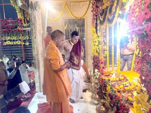  योगी आदित्यनाथ ने  अयोध्या में राम लला मंदिर में पूजा की