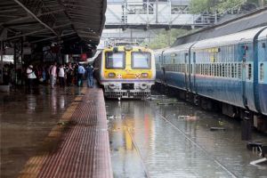   मुंबई में उपनगरीय रेल सेवाओं का आज से विस्तार  