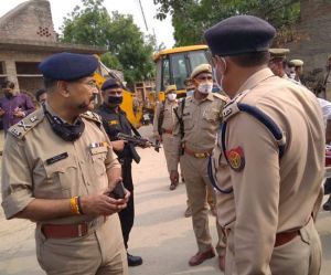 हिस्ट्रीशीटर को पकडऩे गई पुलिस पर हमला, डीएसपी सहित 8 पुलिसकर्मी शहीद