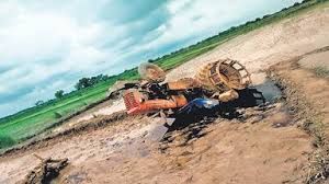 दसवीं का छात्र जोत रहा था खेत, ट्रैक्टर पलटने से मौत