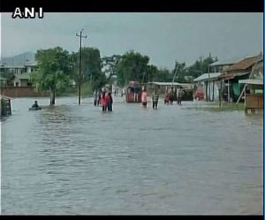  देश में बारिश, बाढ़ से जुड़ी घटनाओं में 12 लोगों की मौत ; गुजरात, तटीय महाराष्ट्र के लिए  रेड अलर्ट