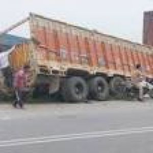 ट्रक से टकरायी एंबुलेंस, दो की मौत