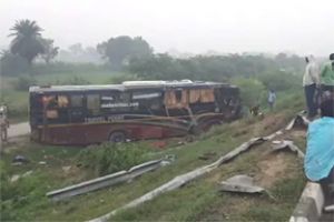 कार से टकराकर पलटी बस, 6 की मौत