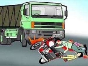   ट्रक की चपेट में आने से मोटरसाइकिल सवार तीन लोगों की मौत