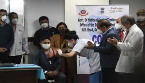  दिल्ली के एम्स में सफाई कर्मी को लगा कोविड-19 का पहला टीका