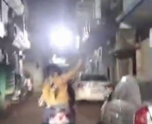  सड़क पर फर्राटा भरते हुए बाइक सवार ने की फायरिंग, गाड़ी का नंबर भी फर्जी निकला