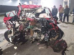  तेज रफ्तार कार ने ट्रक को पीछे से मारी टक्कर, 3 की मौत