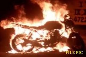 सड़क दुर्घटना के बाद बाइक में आग लगने से दो लड़कों की जलकर मौत