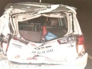  खड़ी बस और वैन को बेकाबू ट्रक ने मारी टक्कर, 4 की मौत, 5 घायल