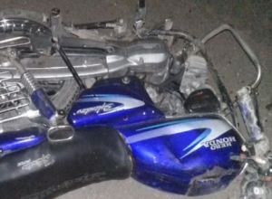 कार की टक्कर से बाइक सवार तीन दोस्तों की मौत