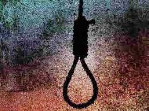  किसान ने खेत में फांसी लगाकर आत्महत्या की!