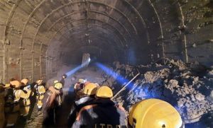 अपनों से मिलने की आस में सुरंग के पास ठंड में डटे हैं लोग